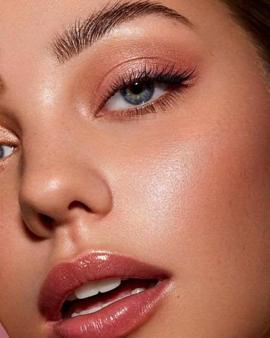 Pourquoi le rehaussement de sourcils est la tendance beauté 2025